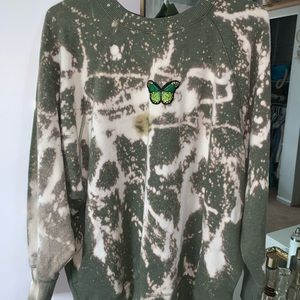 Acid washed butterfly crewneck